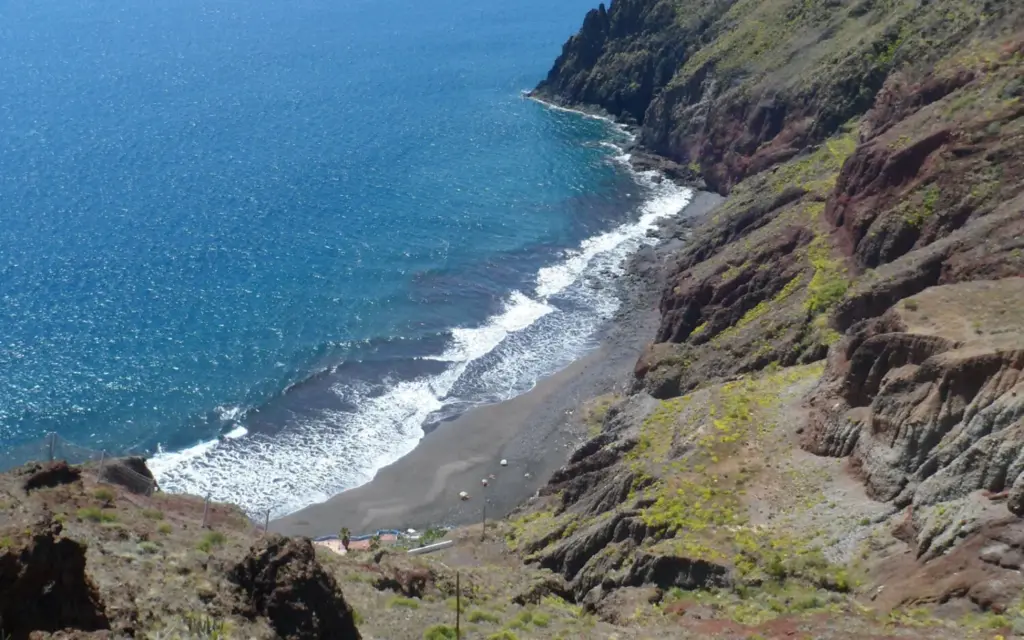 Santa Cruz de Tenerife cierra temporalmente la playa de Las Gaviotas