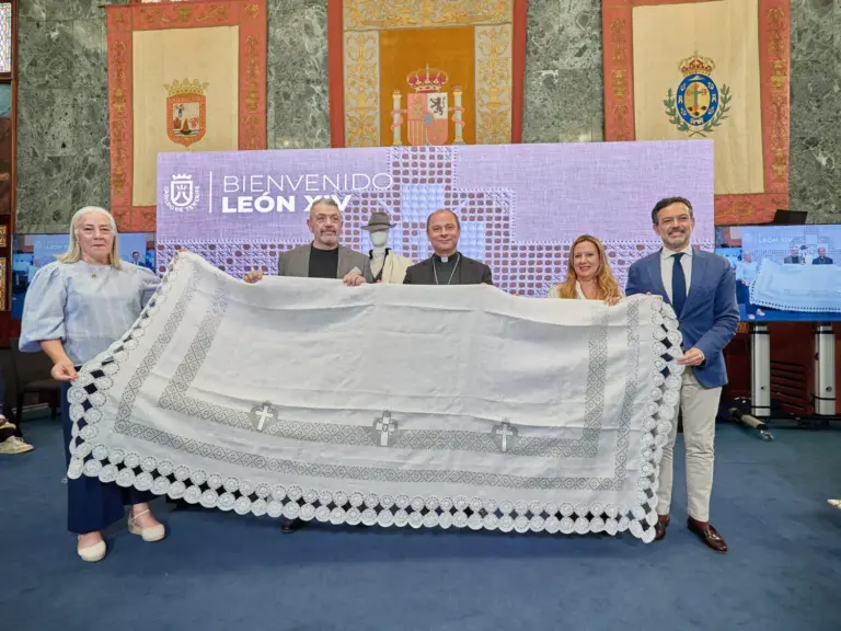 Un mantel de roseta calado y una manta esperancera serán los regalos tinerfeños para León XIV