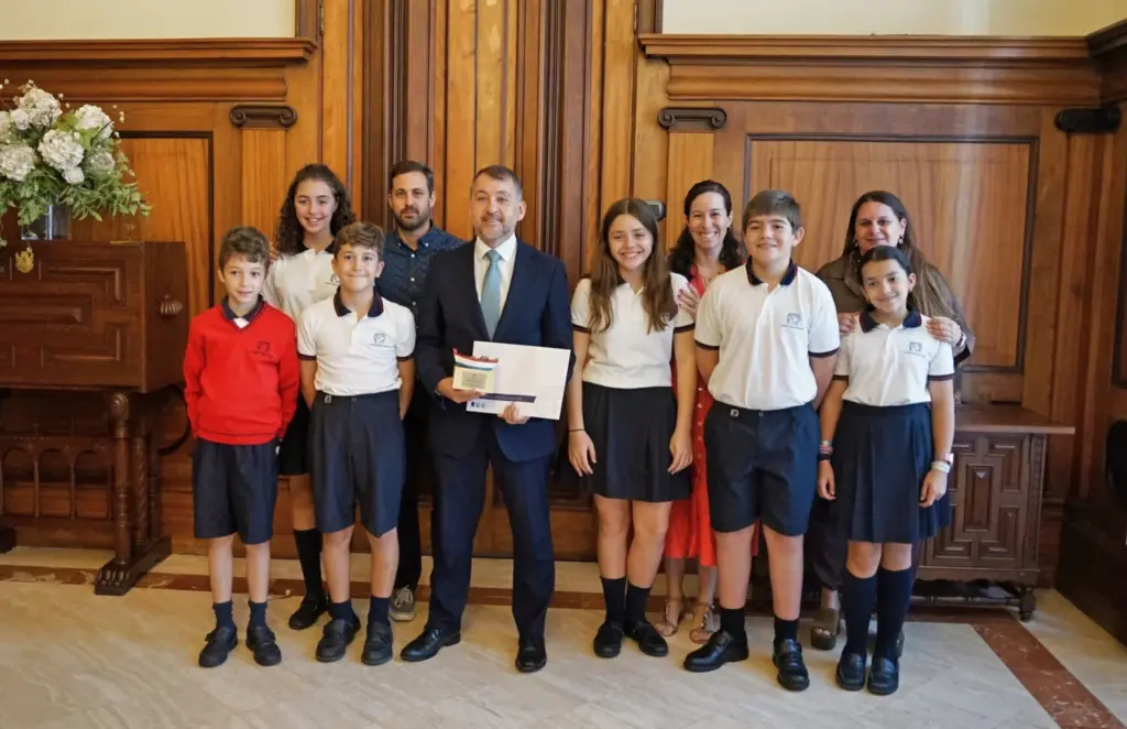 Alumnado del colegio Hispano Inglés entrega al alcalde de Santa Cruz una carta dirigida al Papa