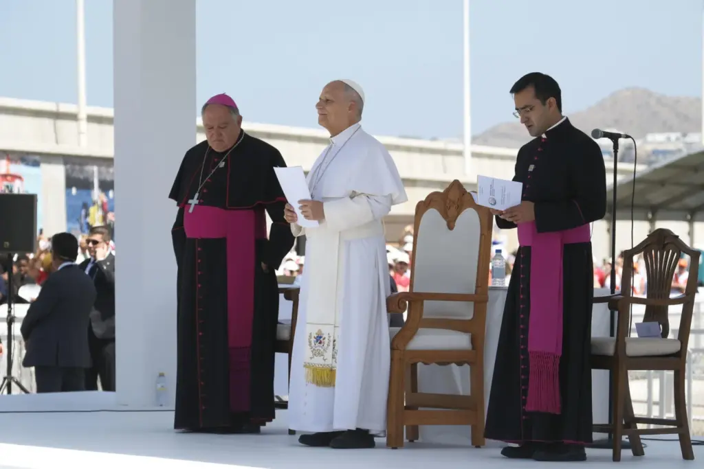 El papa León XIV mantiene un encuentro con más de un millar de inmigrantes de África, América Latina y con representantes de las principales instituciones y organizaciones sociales que trabajan en los servicios de rescate, acogida e integración. en el muelle de Arguineguín, en la isla de Gran Canaria, este jueves, en el sexto día de su viaje a España. EFE/ Angel Medina G. POOL
