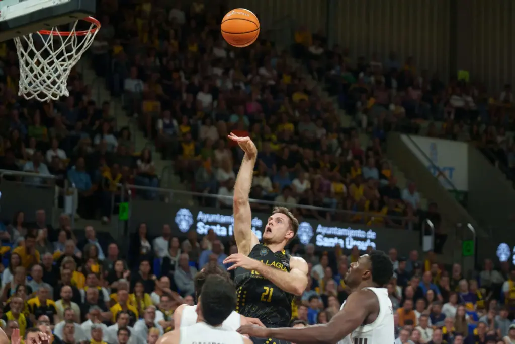El ala pívot estadounidense del La Laguna Tenerife,Tim Abromaitis (detrás) lanza a canasta durante el partido correspondiente al partido de playoff de la ACB de baloncesto que se celebra este jueves en el Pabellón Santiago Martín de La Laguna (Tenerife), entre el La Laguna Tenerife y el Real Madrid