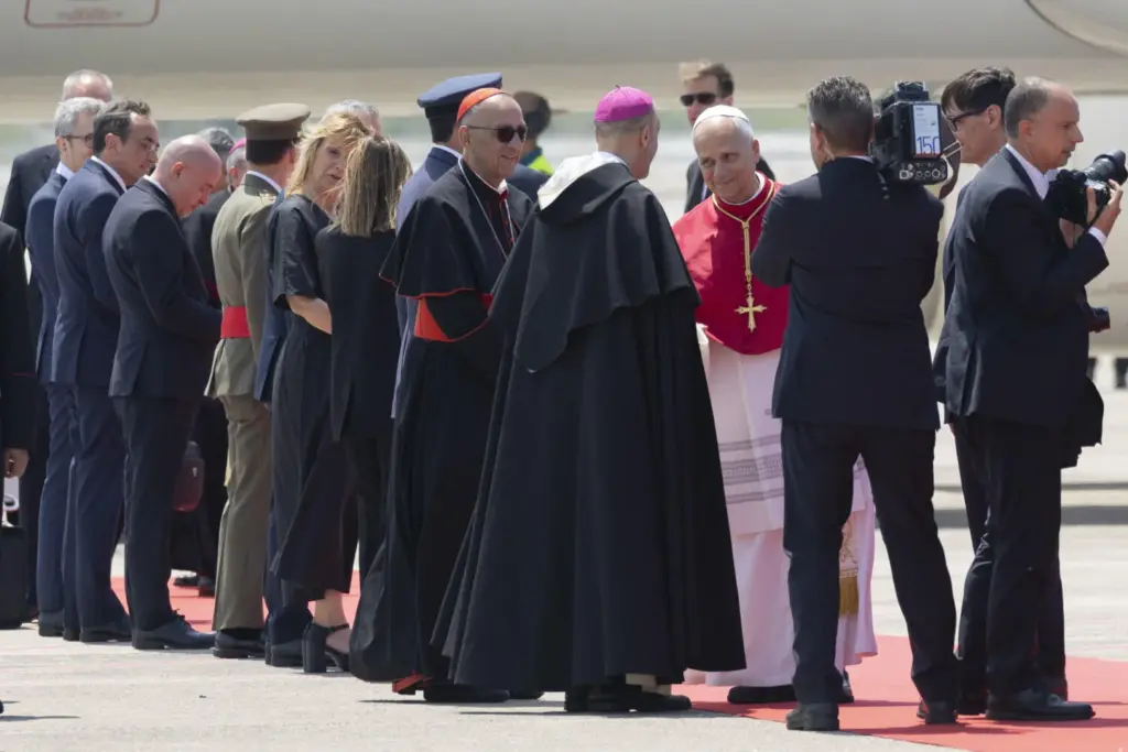 BARCELONA, 09/06/2026.- El papa León XIV (3d) es recibido por el cardenal Joan Josep Omella (c-i) entre otras autoridades a su llegada al aeropuerto de El Prat en Barcelona, este martes. EFE/ Marta Pérez