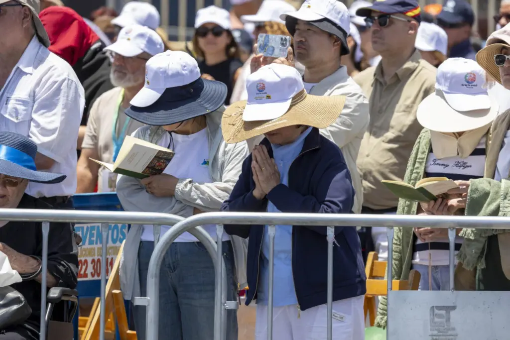 Miles de personas asistieron este viernes a la misa que ofició el papa León XIV en el puerto de Santa Cruz de Tenerifeen su último día de viaje a España. En la imagen, varios fieles durante la misa. EFE/Miguel Barreto