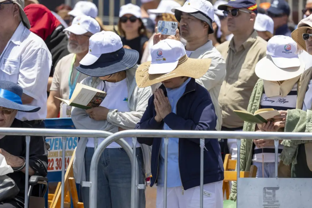 Miles de personas asistieron este viernes a la misa que ofició el papa León XIV en el puerto de Santa Cruz de Tenerifeen su último día de viaje a España. En la imagen, varios fieles durante la misa. EFE/Miguel Barreto