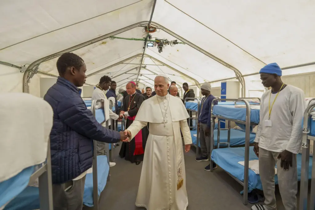 El papa León XIV saluda a varios migrantes en el centro de primera acogida 'Las Raíces' de Tenerife. EFE/ Ramón De La Rocha
