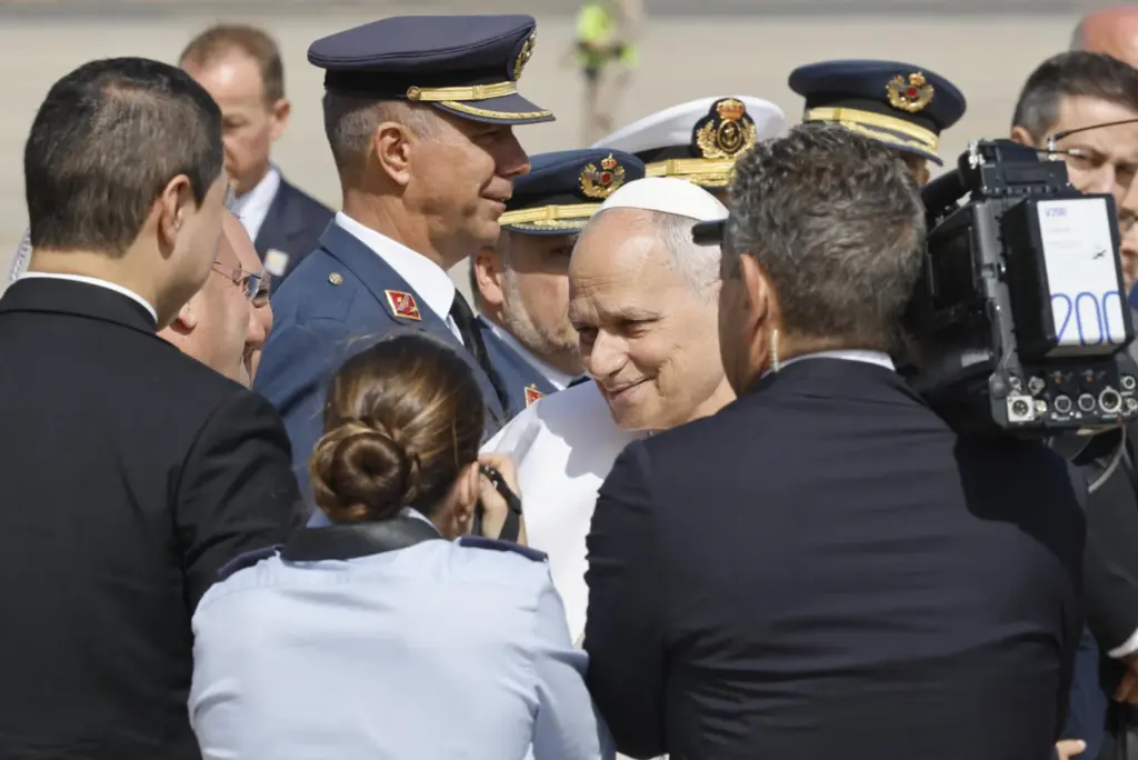 El papa León XIV saluda a varias autoridades tras aterrizar en la Base Aérea de Gran Canaria en un vuelo procedente de Barcelona para iniciar una visita muy pegada al fenómeno de la inmigración, que además es histórica, porque nunca antes un pontífice se había desplazado hasta Canarias. EFE/Elvira Urquijo A.