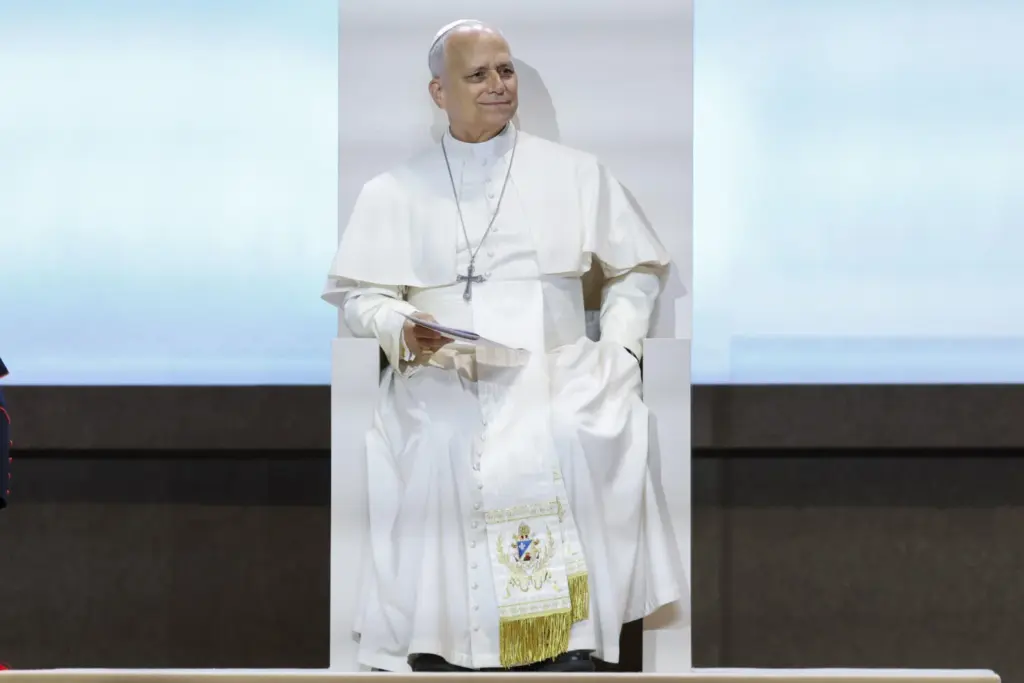 El papa León XIV asiste a un encuentro con los voluntarios que han colaborado en los actos del pontífice en la capital, este martes, en el IFEMA. EFE/Javier Lizon