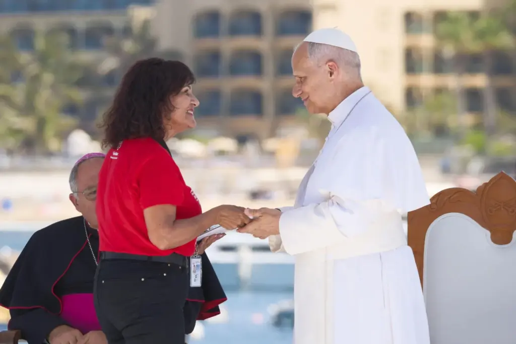 El papa León XIV estrecha la mano a la voluntaria de Caritas María Reyes Alemán durante el encuentro que el papa León XIV ha mantenido con más de un millar de inmigrantes de África, América Latina y con representantes de las principales instituciones y organizaciones sociales que trabajan en los servicios de rescate, acogida e integración, en el muelle de Arguineguín, en la isla de Gran Canaria, este jueves, en el sexto día de su viaje a España. EFE/ Angel Medina G. POOL