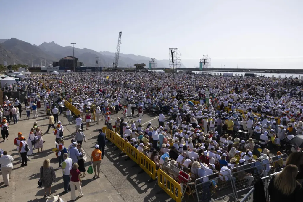 Miles de personas esperan en el puerto de Santa Cruz de Tenerife la llegada del papa León XIV para la misa que oficiará este viernes en su último día de viaje. EFE/ Miguel Barreto