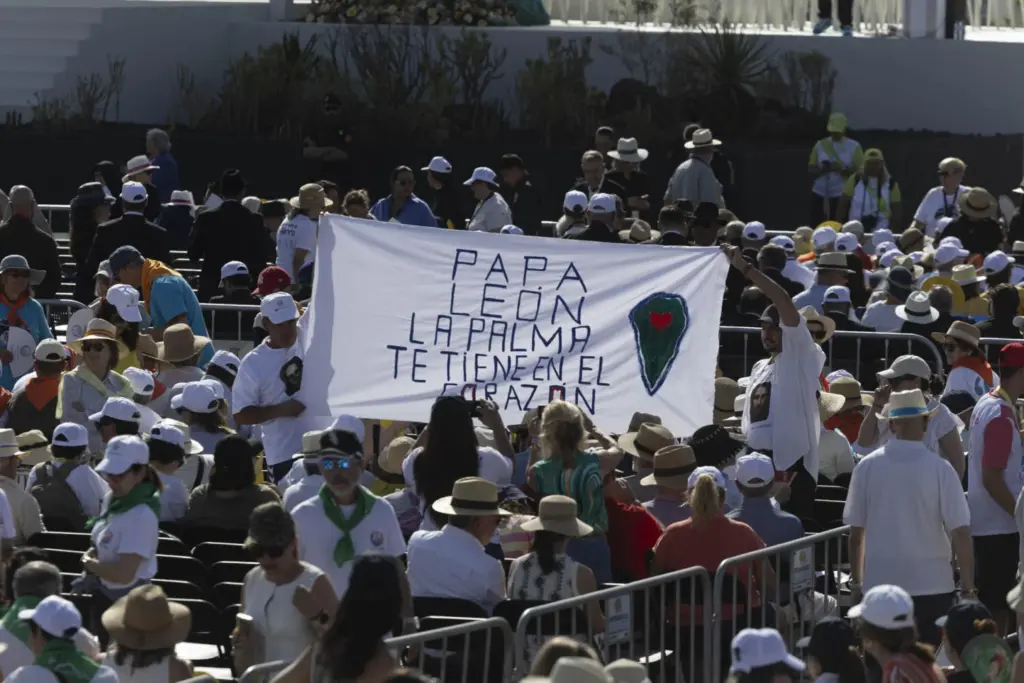 Numerosas personas acuden al puerto de Santa Cruz de Tenerife, donde este viernes el papa León XIV oficia una misa multitudinaria en su último día de viaje. EFE/ Miguel Barreto