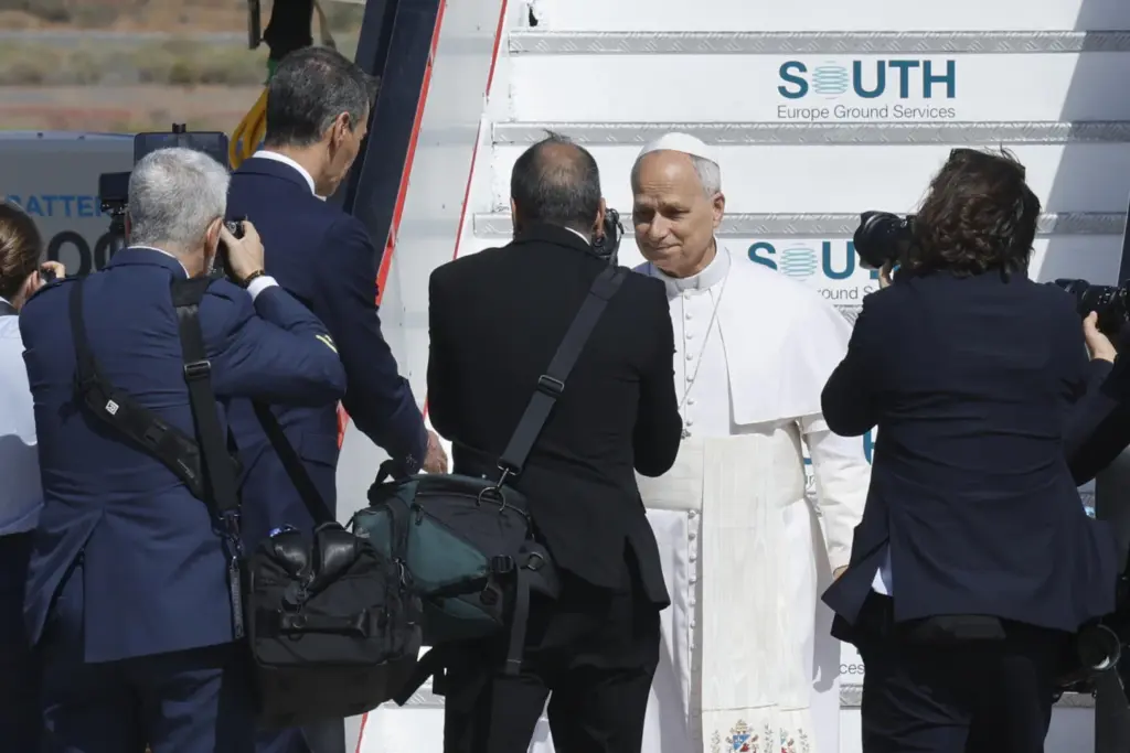 El papa León XIV es recibido por el presidente del Gobierno, Pedro Sánchez (2i), tras aterrizar en la Base Aérea de Gran Canaria en un vuelo procedente de Barcelona para iniciar una visita muy pegada al fenómeno de la inmigración, que además es histórica, porque nunca antes un pontífice se había desplazado hasta Canarias. EFE/Elvira Urquijo A.