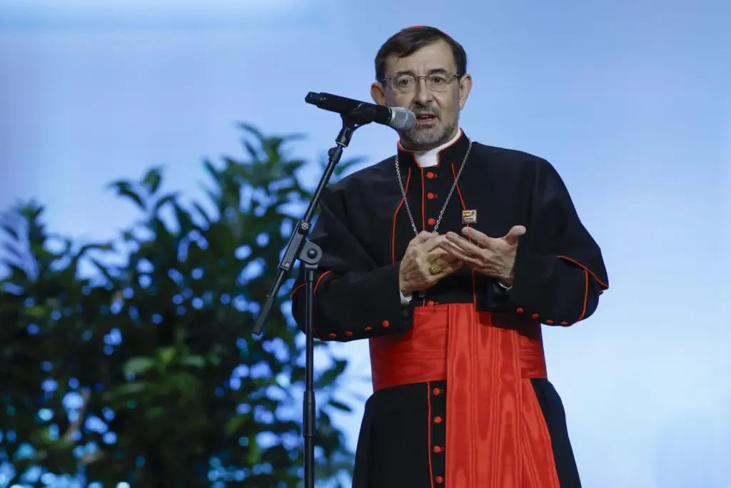 El arzobispo de Madrid josé Cobo Cano ofrece un discurso durante un encuentro entre el papa León XIV y los voluntarios que han colaborado en los actos del pontífice en la capital, este martes, en el IFEMA. EFE/Javier Lizon