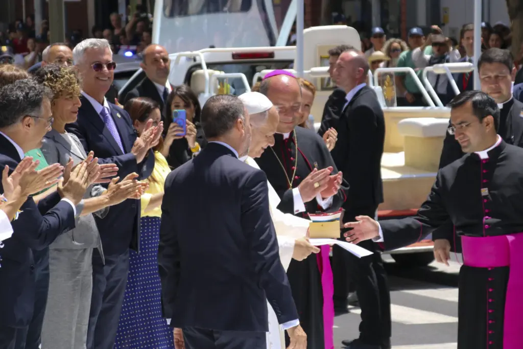 El papa León XIV junto al alcalde de Santa Cruz de Tenerife, José Manuel Bermúdez (i), durante su visita a la isla de Tenerife en su último día de viaje a España. EFE/ Cristina Magdaleno