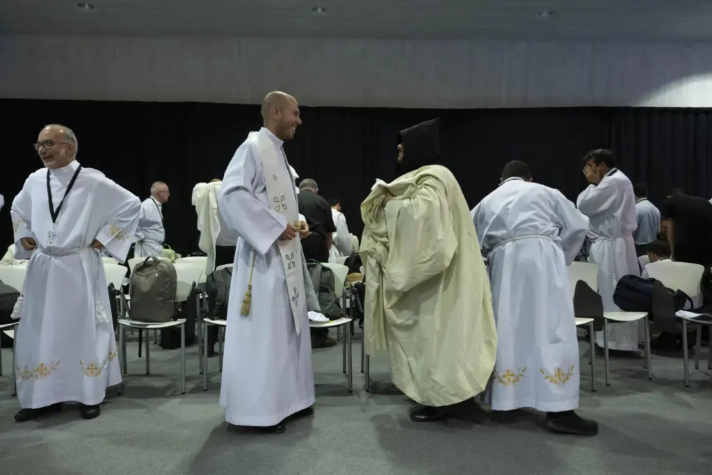 Numerosos obispos y sacerdotes se preparan en la sacristía instalada en el Auditorio Adán Martín de Santa Cruz de Tenerife para la misa del papa León XIV en el puerto de la ciudad ante miles de personas. EFE/Miguel Barreto