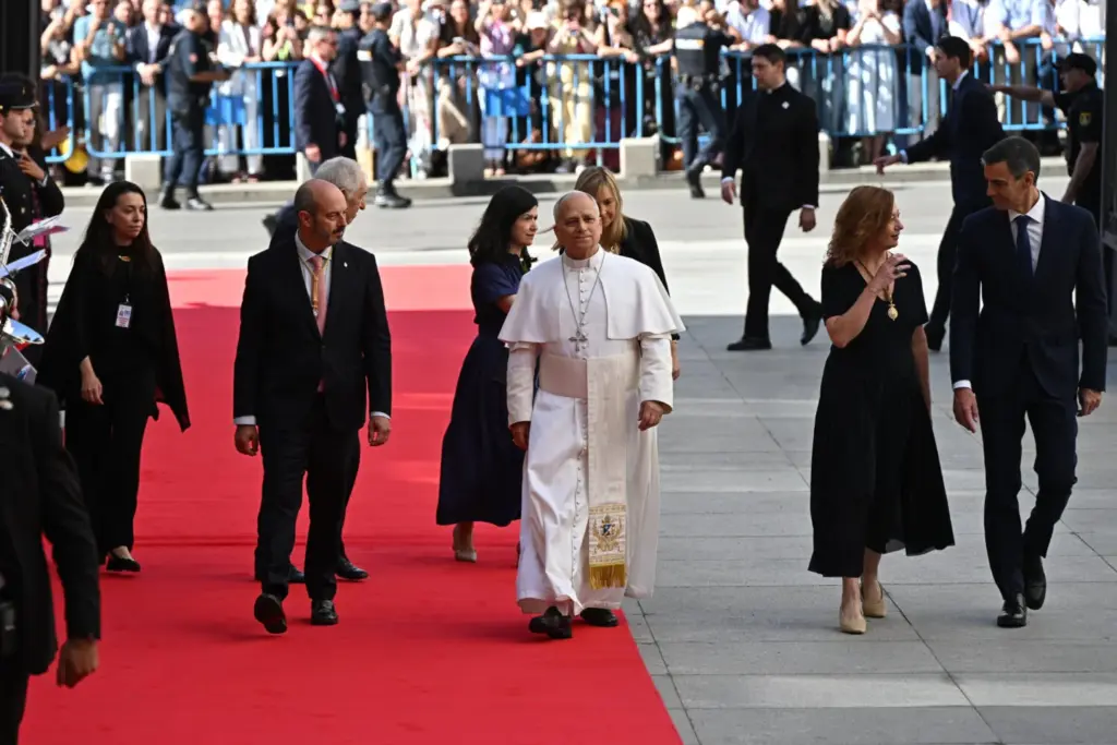 El papa León XIV tras ser recibido por la presidenta del Congreso, Francina Armengol, y el presidente del Senado, Pedro Rollán, a su llegada al Congreso de los Diputados donde el Sumo Pontífice pronuncia este lunes un esperado e histórico discurso en las Cortes durante su visita a España. EFE/Fernando Villar