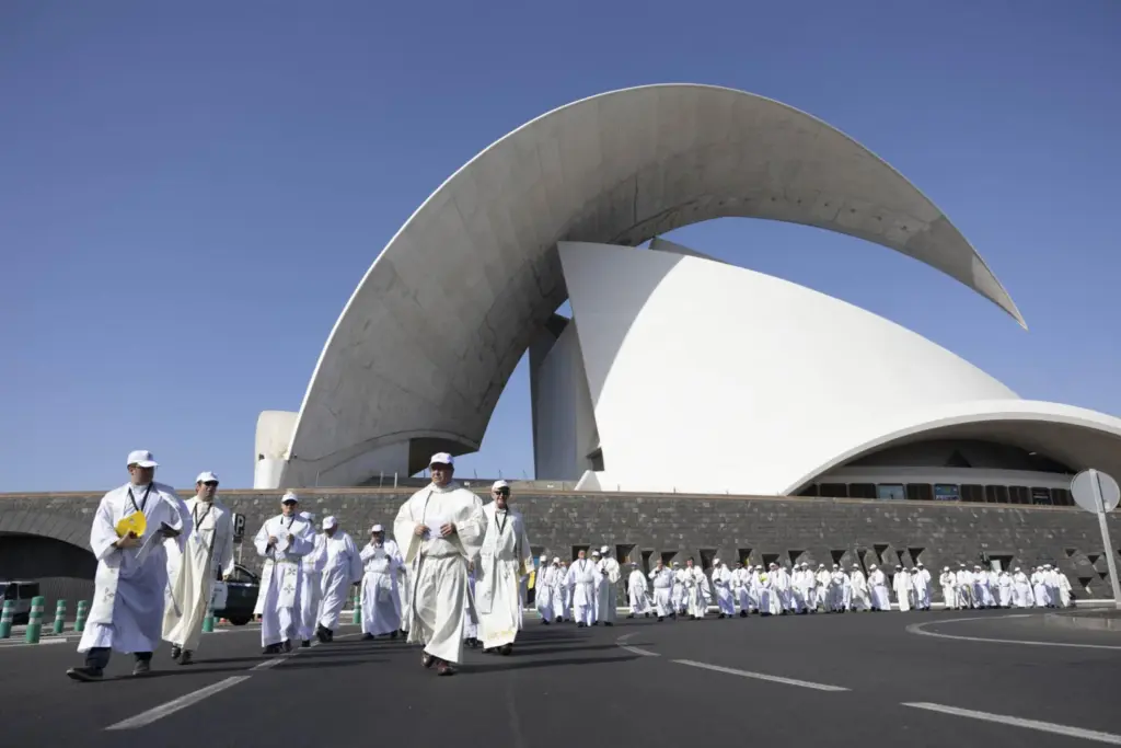 Numerosos sacerdotes salen de la sacristía instalada en el Auditorio Adán Martín de Santa Cruz de Tenerife para la misa del papa León XIV en el puerto de la ciudad ante miles de personas. EFE/Miguel Barreto