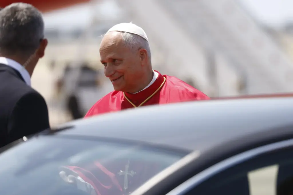 El papa León XIV a su llegad al aeropuerto de El Prat en Barcelona, este martes. EFE/ Quique García POOL