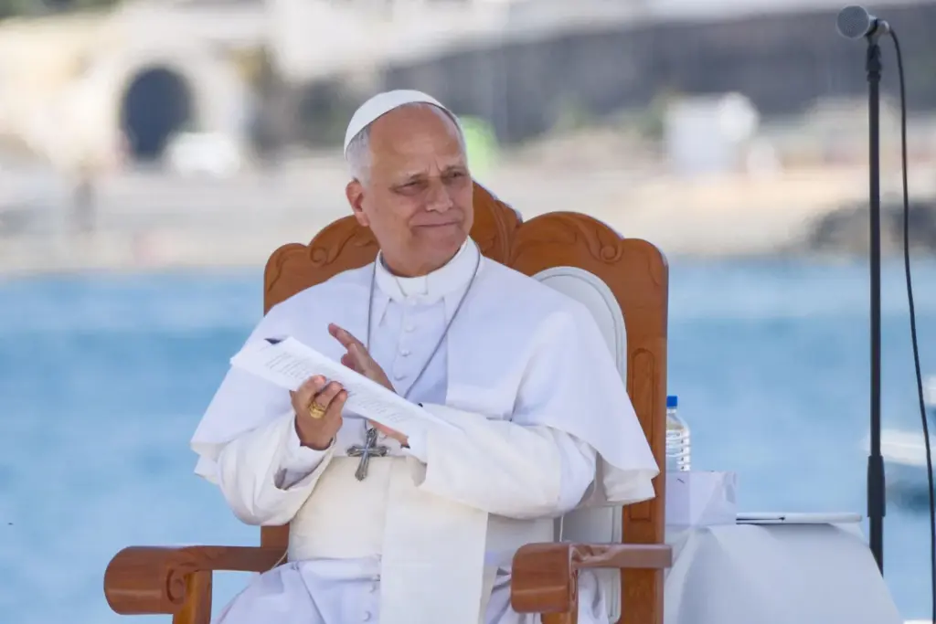 El papa León XIV, mantiene un encuentro con más de un millar de inmigrantes de África, América Latina y con representantes de las principales instituciones y organizaciones sociales que trabajan en los servicios de rescate, acogida e integración. en el muelle de Arguineguín, en la isla de Gran Canaria, este jueves, en el sexto día de su viaje a España. EFE/ Angel Medina G. POOL