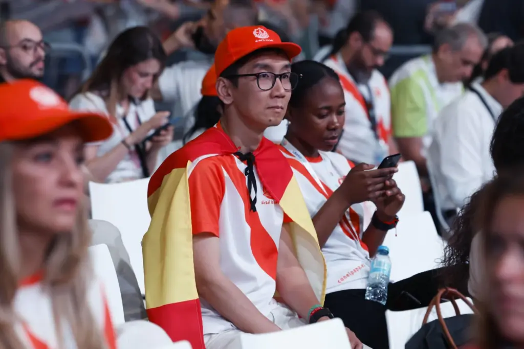 Voluntarios que han colaborado en los actos del papa León XIV en Madrid asisten a un encuentro con el pontífice en el IFEMA en Madrid, este martes. EFE/J.J. Guillén