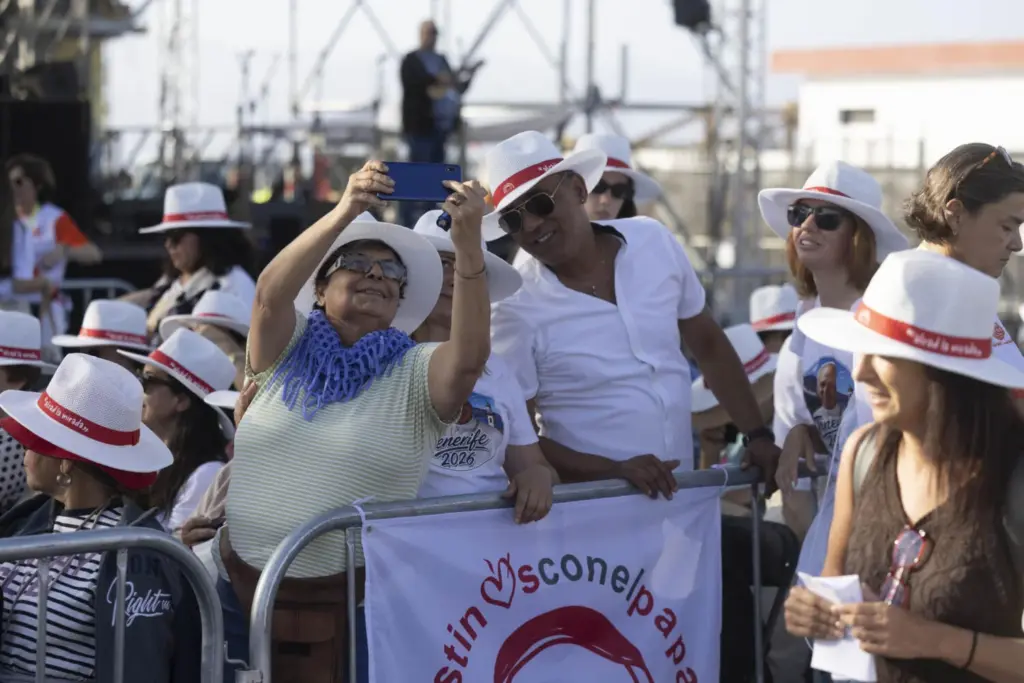 Numerosas personas acuden desde temprano al puerto de Santa Cruz de Tenerife, donde este viernes el papa León XIV oficia una misa multitudinaria en su último día de viaje. EFE/ Miguel Barreto