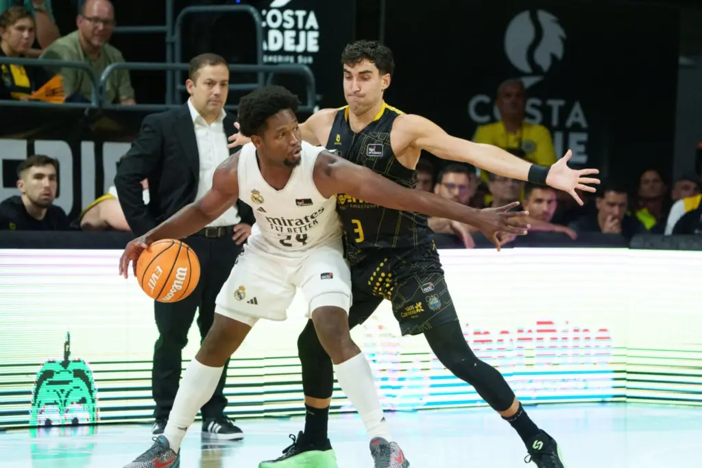 El base dominicano del Real Madrid, Andrés Feliz (i) intenta superar al escolta del La Laguna Tenerife, Jaime Fernández durante el partido correspondiente al partido de playoff de la ACB de baloncesto que se celebra este jueves en el Pabellón Santiago Martín de La Laguna (Tenerife), entre el La Laguna Tenerife y el Real MadridEFE/Ramón de la Rocha