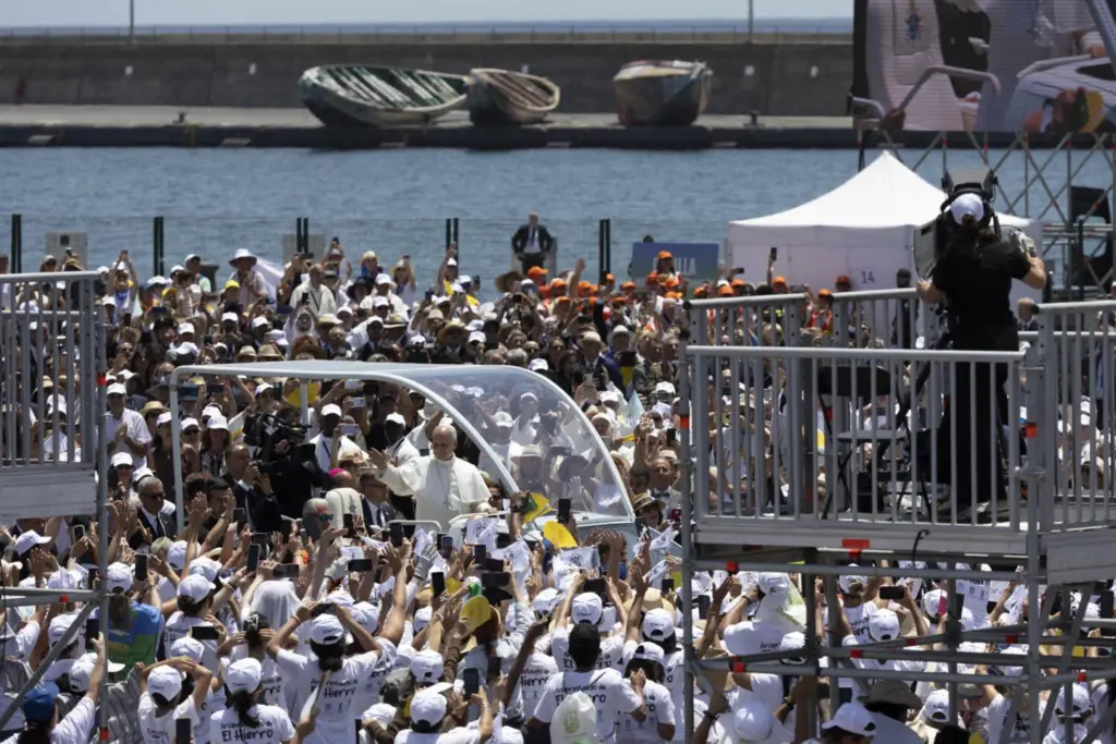 Miles de personas recibieron este viernes al papa León XIV en el puerto de Santa Cruz de Tenerife, donde celebró una misa multitudinaria en su último día de viaje. EFE/ Miguel Barreto