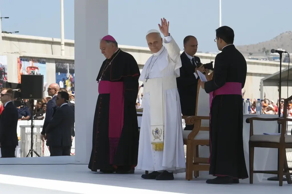 El papa León XIV mantiene un encuentro con más de un millar de inmigrantes de África, América Latina y con representantes de las principales instituciones y organizaciones sociales que trabajan en los servicios de rescate, acogida e integración. en el muelle de Arguineguín, en la isla de Gran Canaria, este jueves, en el sexto día de su viaje a España. EFE/ Angel Medina G. POOL