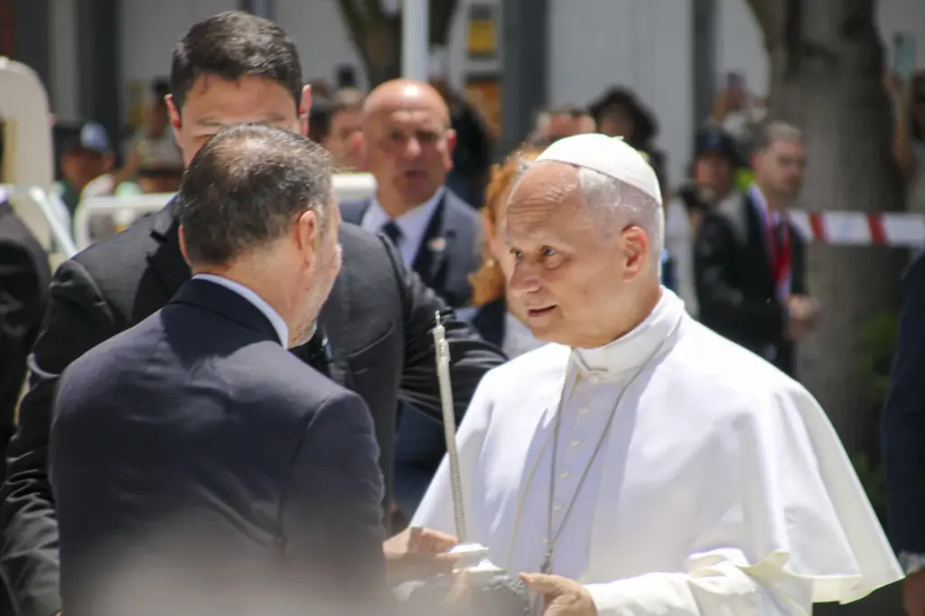 El papa León XIV junto al alcalde de Santa Cruz de Tenerife, José Manuel Bermúdez (i), durante su visita a la isla de Tenerife en su último día de viaje a España. EFE/ Cristina Magdaleno