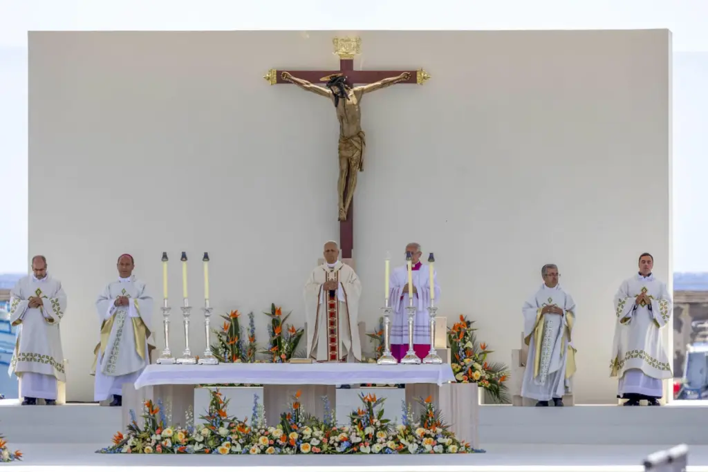 El papa León XIV celebró este viernes una misa multitudinaria en el puerto de Santa Cruz de Tenerife en su último día de viaje a España. EFE/ Miguel Barreto