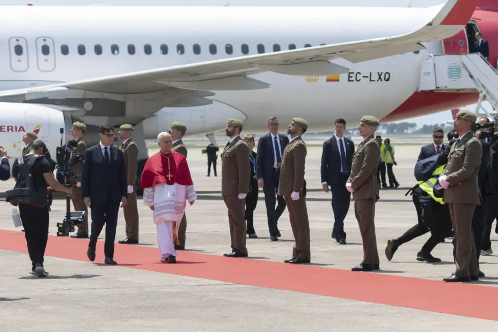 BARCELONA, 09/06/2026.- El papa León XIV a su llegad aal aeropuerto de El Prat en Barcelona, este martes. EFE/ Marta Perez