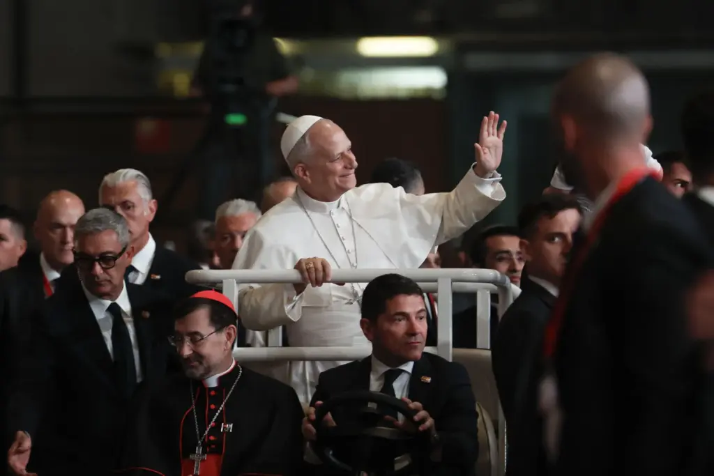 El papa León XIV asiste a un encuentro con los voluntarios que han colaborado en los actos del pontífice en la capital, este martes, en el IFEMA. EFE/Javier Lizon