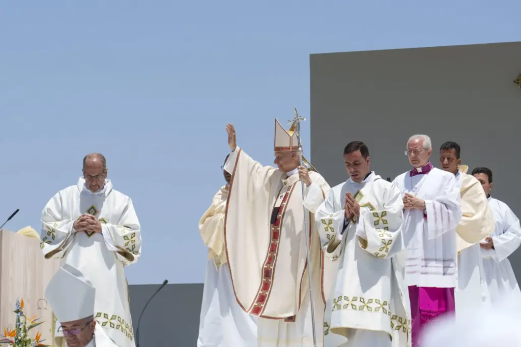 El papa León XIV celebró este viernes una misa multitudinaria en el puerto de Santa Cruz de Tenerife en su último día de viaje a España. EFE/Ramón de la Rocha