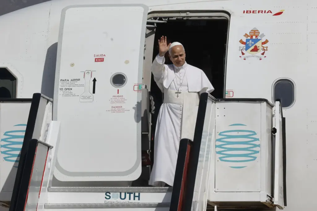 El papa León XIV saluda tras aterrizar en la Base Aérea de Gran Canaria en un vuelo procedente de Barcelona para iniciar una visita muy pegada al fenómeno de la inmigración, que además es histórica, porque nunca antes un pontífice se había desplazado hasta Canarias. EFE/Elvira Urquijo A.