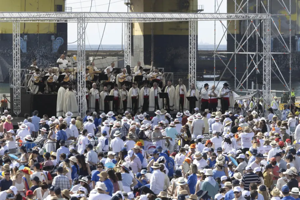 El grupo Los Sabandeños canta mientras miles de personas esperan en el puerto de Santa Cruz de Tenerife la llegada del papa León XIV para la misa que oficiará este viernes en su último día de viaje. EFE/ Miguel Barreto
