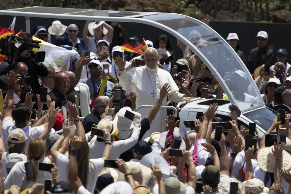 Miles de personas recibieron este viernes al papa León XIV en el puerto de Santa Cruz de Tenerife, donde celebró una misa multitudinaria en su último día de viaje. EFE/ Miguel Barreto