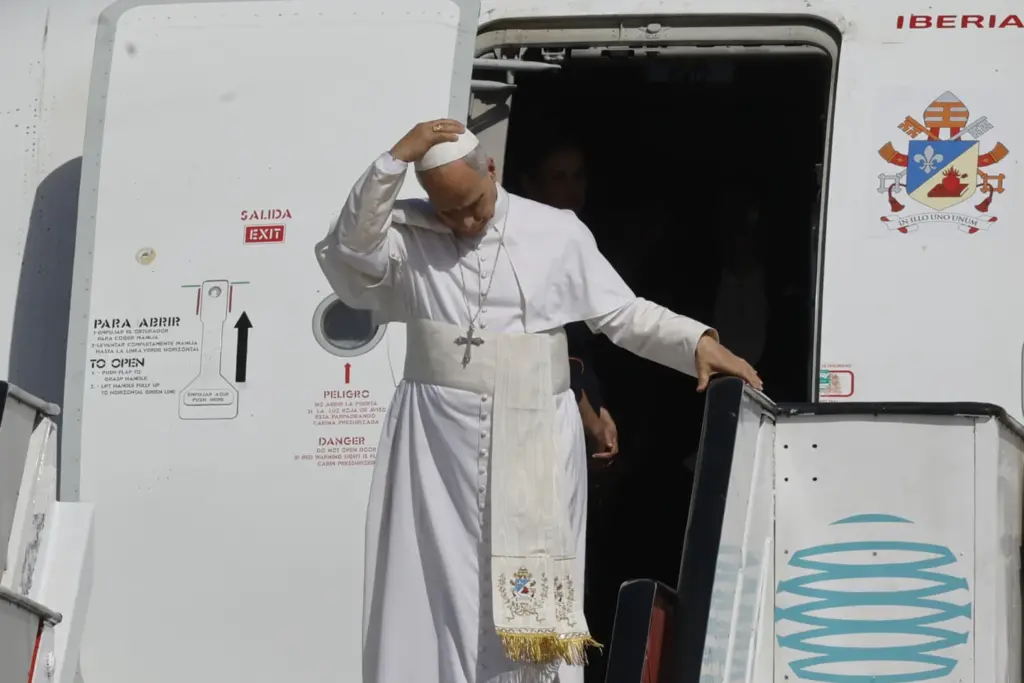 El papa León XIV tras aterrizar este jueves en la Base Aérea de Gran Canaria en un vuelo procedente de Barcelona para iniciar una visita muy pegada al fenómeno de la inmigración, que además es histórica, porque nunca antes un pontífice se había desplazado hasta Canarias. EFE/Elvira Urquijo A.