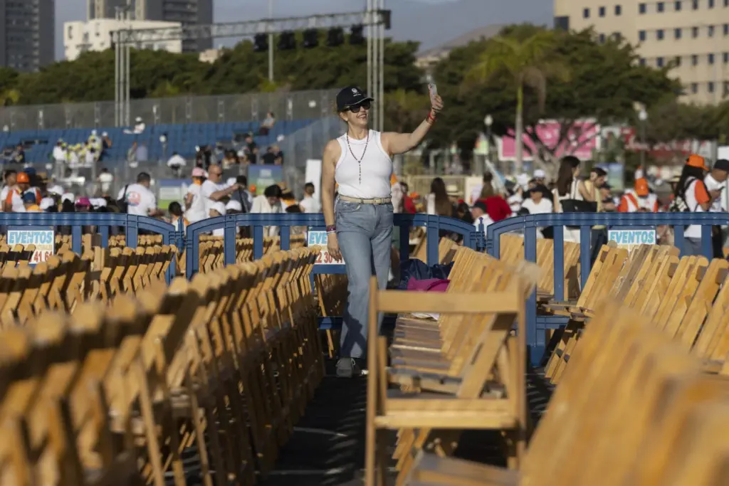 Numerosas personas acuden desde temprano al puerto de Santa Cruz de Tenerife, donde este viernes el papa León XIV oficia una misa multitudinaria en su último día de viaje. EFE/ Miguel Barreto