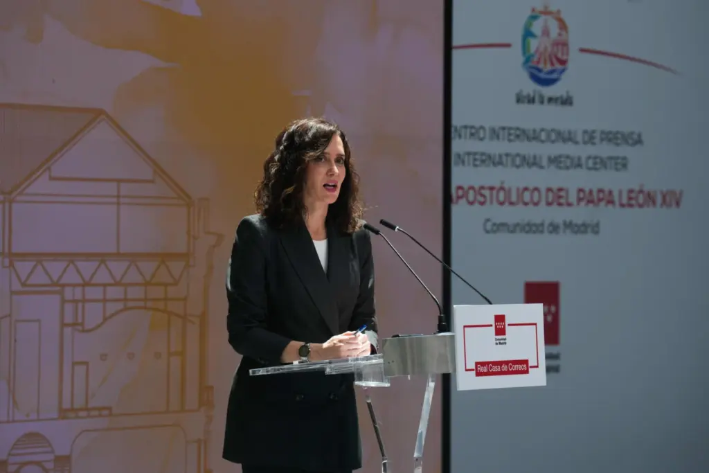 La presidenta de la Comunidad de Madrid, Isabel Díaz Ayuso, en una rueda de prensa este martes ha celebrado que, durante la estancia del papa León XIV en la capital española, "la imagen de Madrid ante el mundo ha sido increíble, de coordinación, seguridad, respeto y belleza". EFE/Borja Sanchez-Trillo