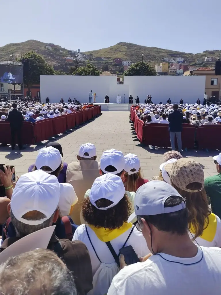 El papa León XIV mantiene este viernes un encuentro con las realidades de integración de los migrantes en la plaza del Cristo de La Laguna (Tenerife). EFE/ Jorge Morales