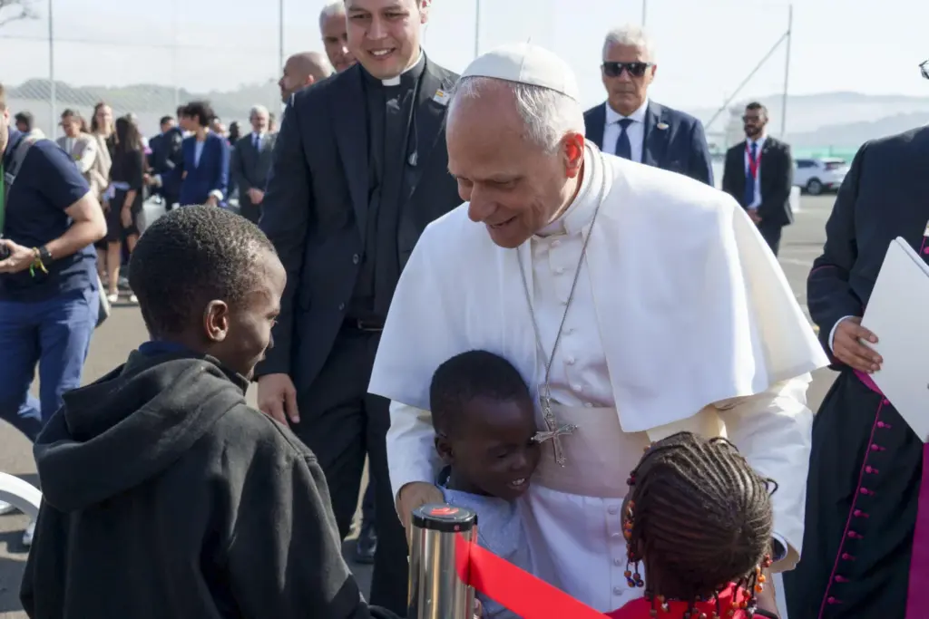 El papa León XIV saluda a varios niños durante su visita este viernes al centro de primera acogida 'Las Raíces' de Tenerife. EFE/ Ramón De La Rocha