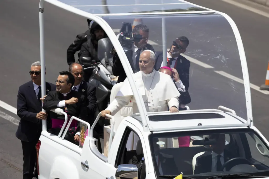 Miles de personas recibieron este viernes al papa León XIV en el puerto de Santa Cruz de Tenerife, donde celebró una misa multitudinaria en su último día de viaje. EFE/ Miguel Barreto