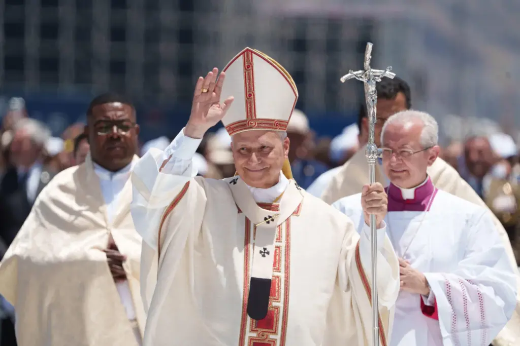 Miles de personas recibieron este viernes al papa León XIV en el puerto de Santa Cruz de Tenerife, donde celebró una misa multitudinaria en su último día de viaje a España. EFE/ Ramón De La Rocha