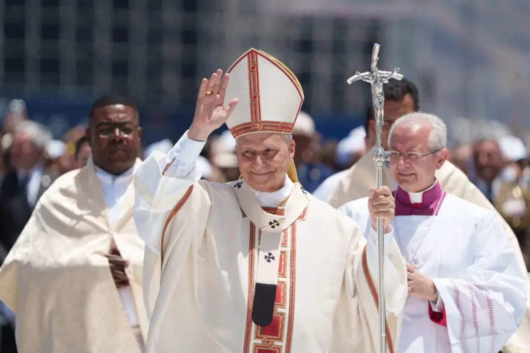 Miles de personas recibieron este viernes al papa León XIV en el puerto de Santa Cruz de Tenerife, donde celebró una misa multitudinaria en su último día de viaje a España. EFE/ Ramón De La Rocha