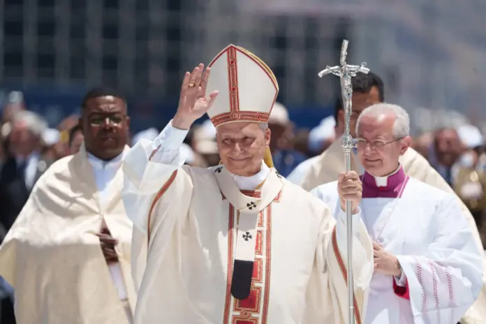 Miles de personas recibieron este viernes al papa León XIV en el puerto de Santa Cruz de Tenerife, donde celebró una misa multitudinaria en su último día de viaje a España. EFE/ Ramón De La Rocha