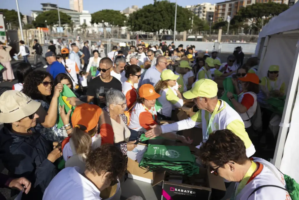 Numerosas personas acuden desde temprano al puerto de Santa Cruz de Tenerife, donde este viernes el papa León XIV oficia una misa multitudinaria en su último día de viaje. EFE/ Miguel Barreto