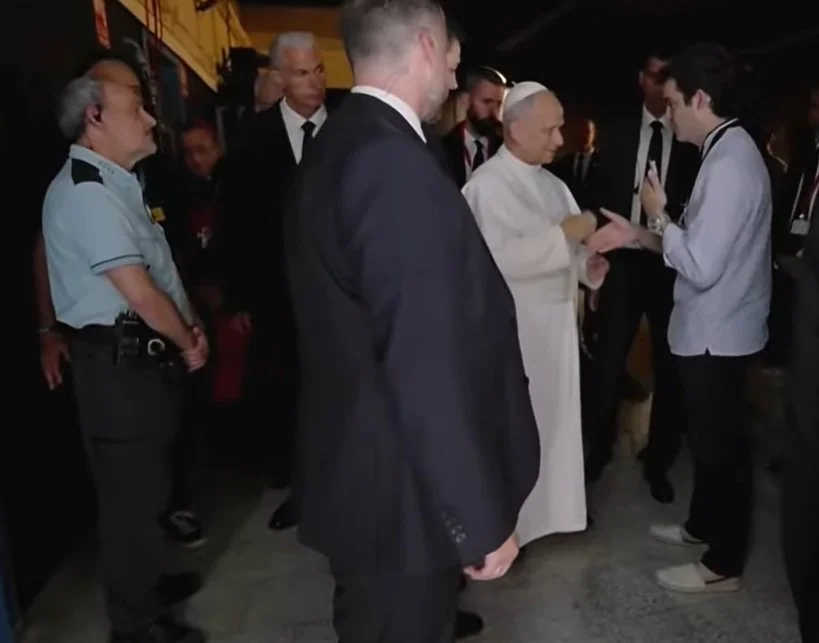 El papa lleva a la cárcel Brians 1 un mensaje de esperanza: El pasado no condena el futuro