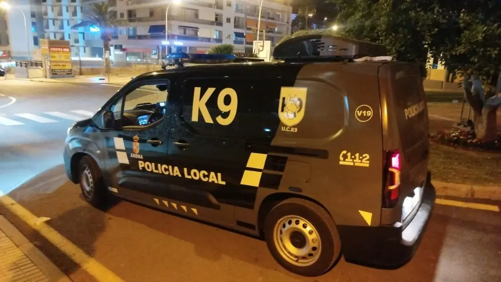 Así trabajan los agentes caninos de Arona en su lucha contra las drogas