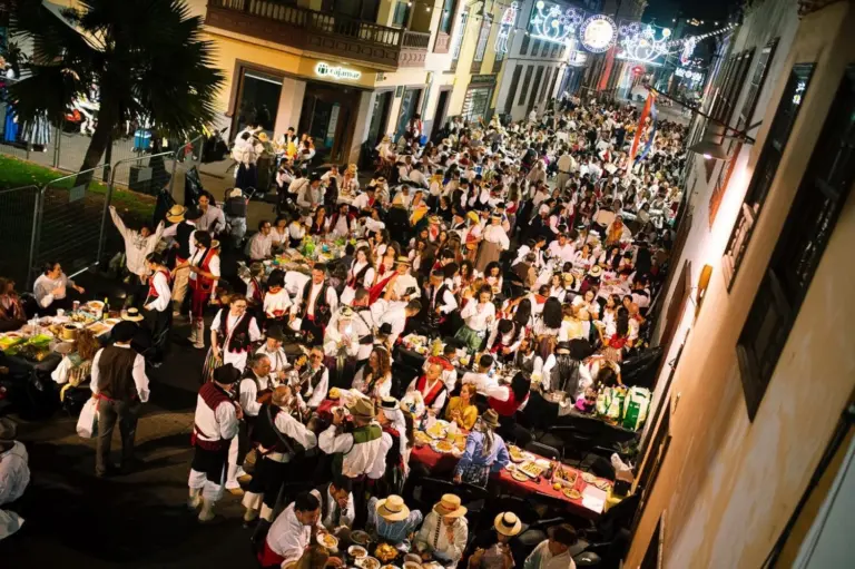 La Laguna abre este miércoles el sistema de reserva de mesas para el Baile de Magos de San Benito 2026