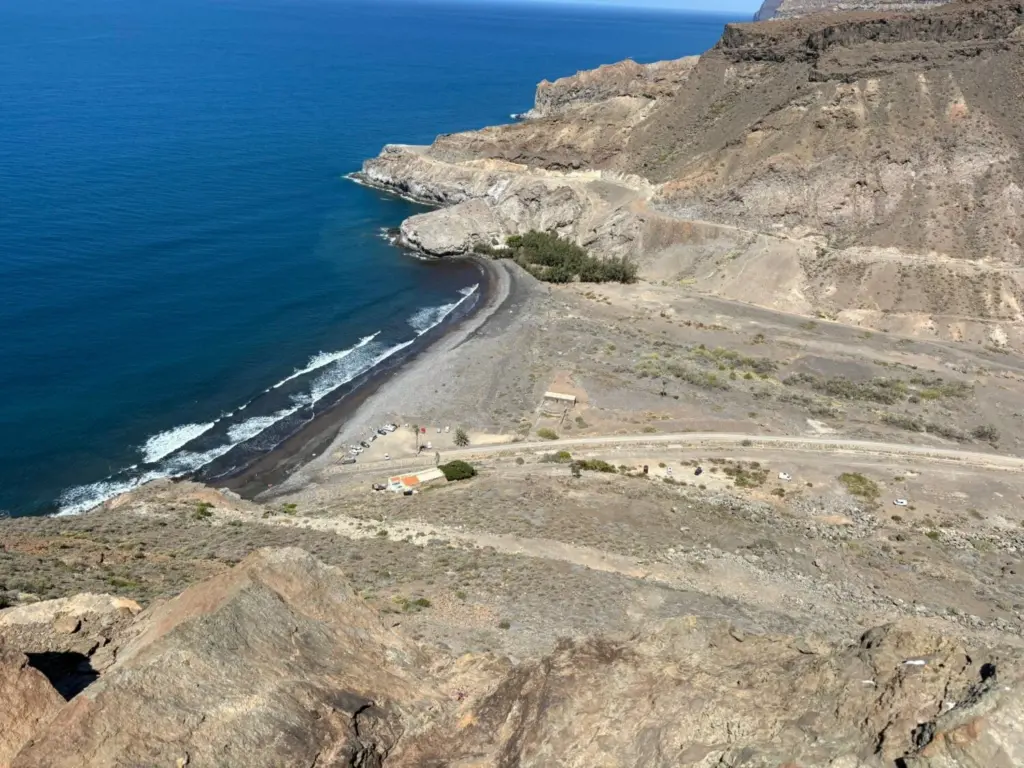 Turcón denuncia en la fiscalía y en la Demarcación de Costas el uso de maquinaria pesada y movimientos de tierra en playa y Barranco de Veneguera