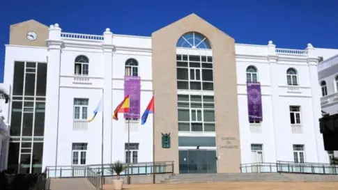 El Parlamento de Canarias aprueba la Ley de Cabildos, que blinda sus competencias
